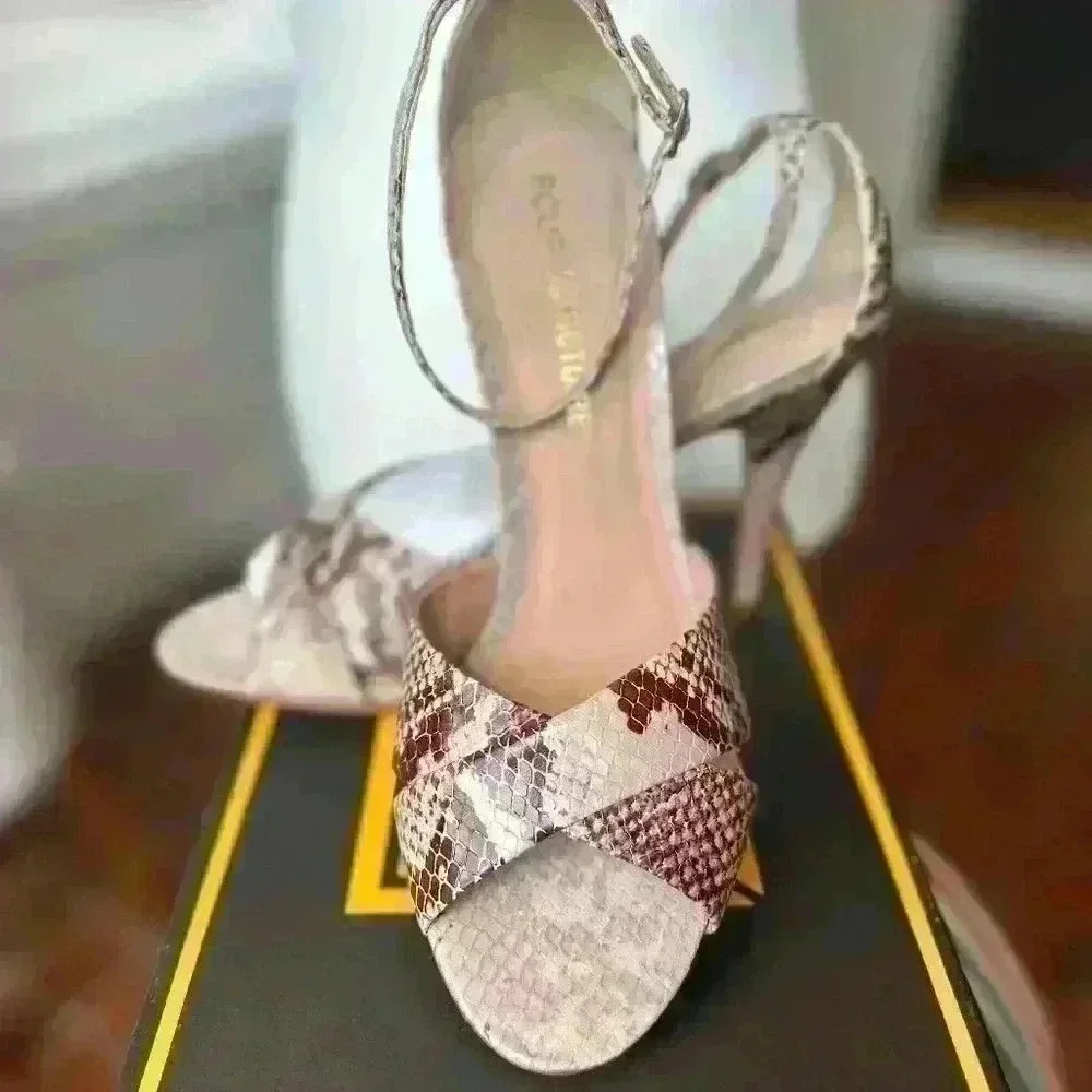 Pour La Victoire Kalinda Taupe Shadow Snake Sanders -NIB - Size 9.5M - Picture 2 of 6